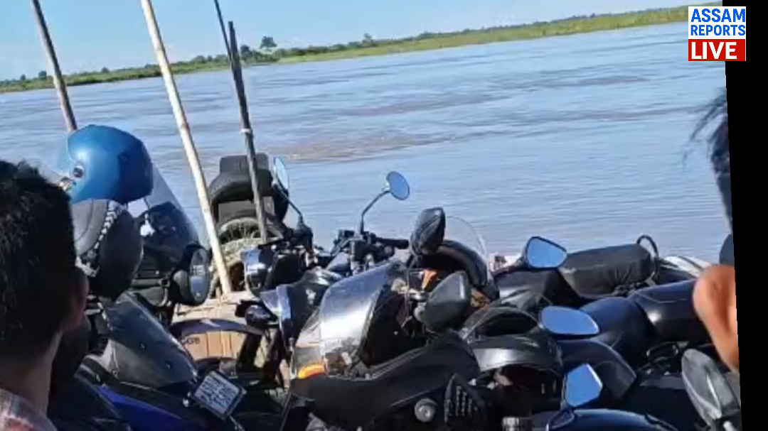 ✅ পুনৰ ভৰ বাৰিষাৰ ব্ৰহ্মপুত্ৰৰ মাজত আবদ্ধ যাত্ৰীবাহী ফেৰী ।